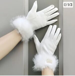Elegant White Fur-Trimmed Gloves